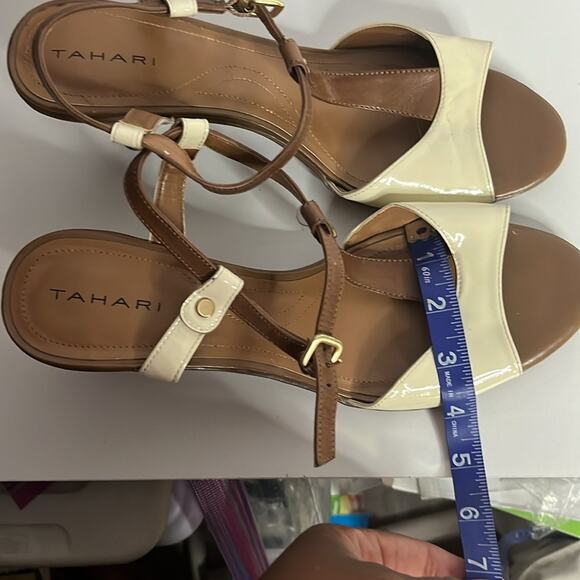 Tahari Betsy T- strap Patent Leather Sandal size 9.5 Cream and Tan GUC - Picture 8 of 9